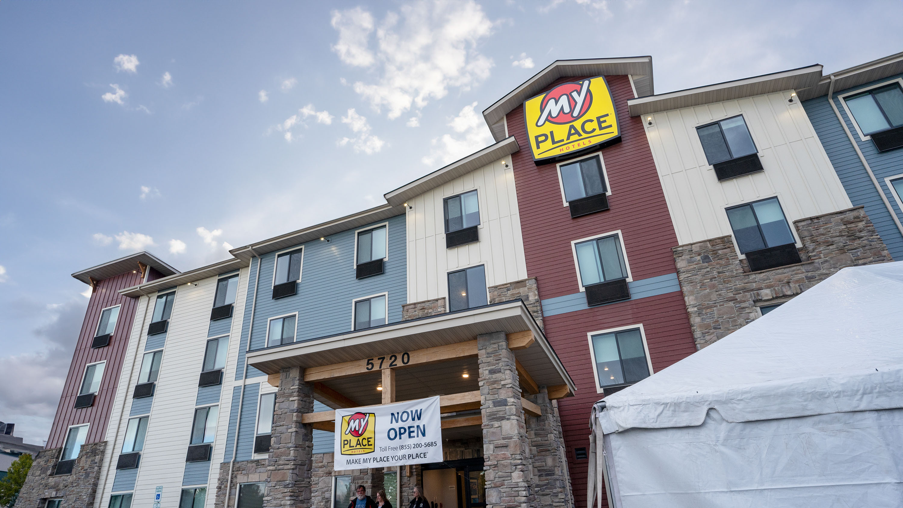 Exterior hotel in Nampa, ID under a lightly cloudy sky.
