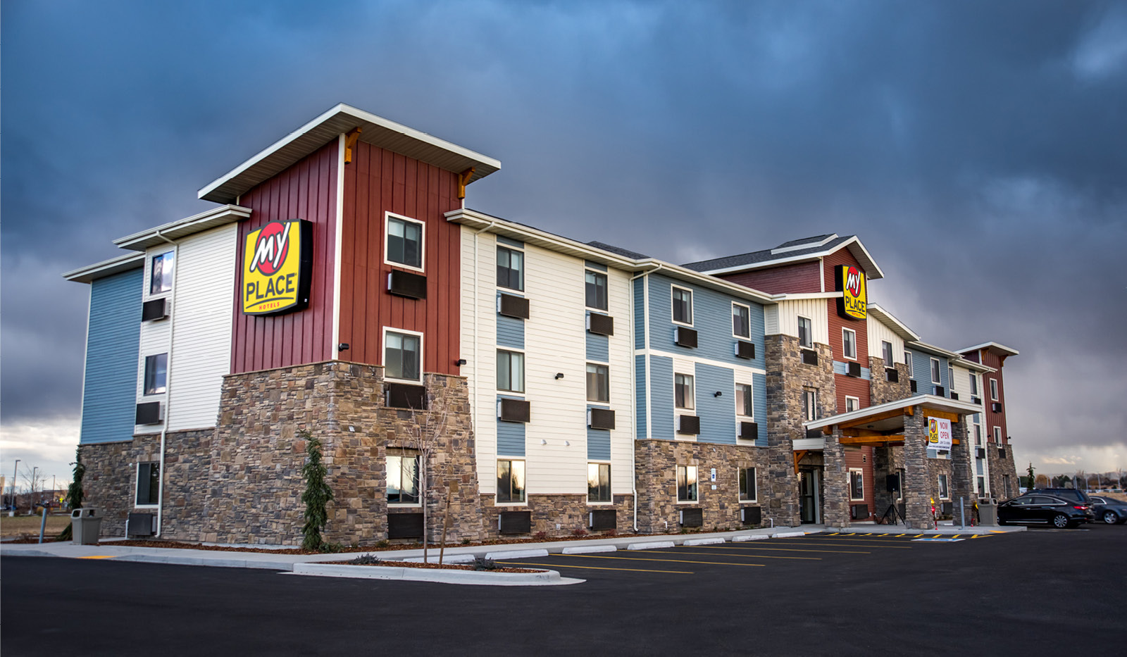 Exterior of My Place Hotel-Twin Falls, ID under cloudy skies.