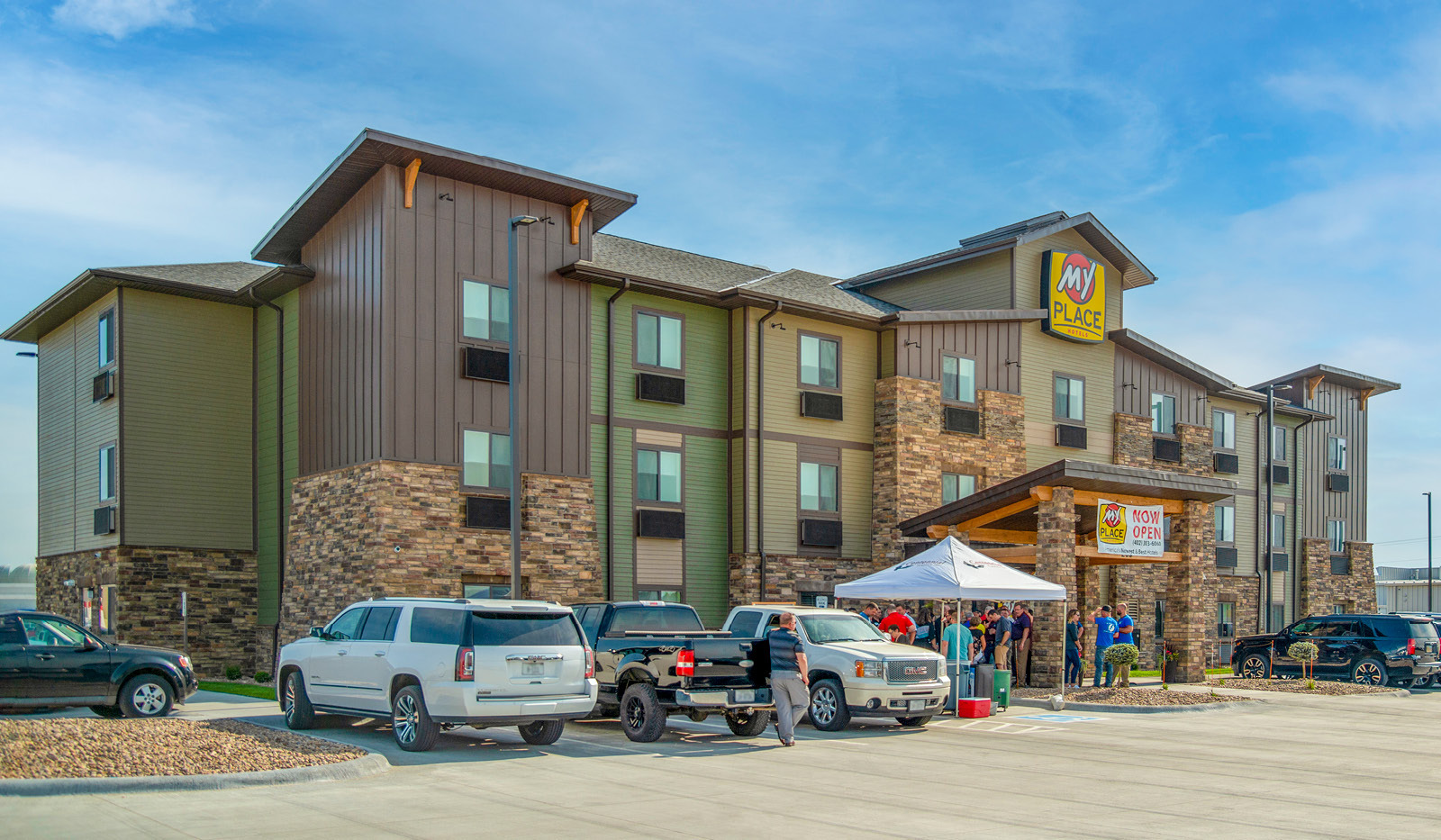 Exterior of My Place Hotel-Hastings, NE under a blue sky.