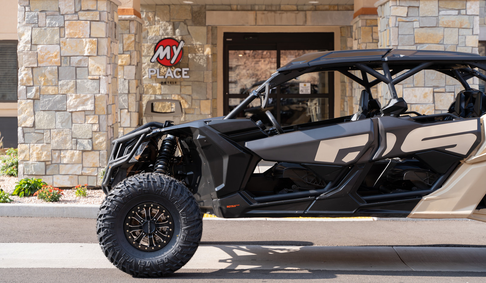 Exterior My Place Hotel-Moab, UT's arched entryway with side-by-side out front.