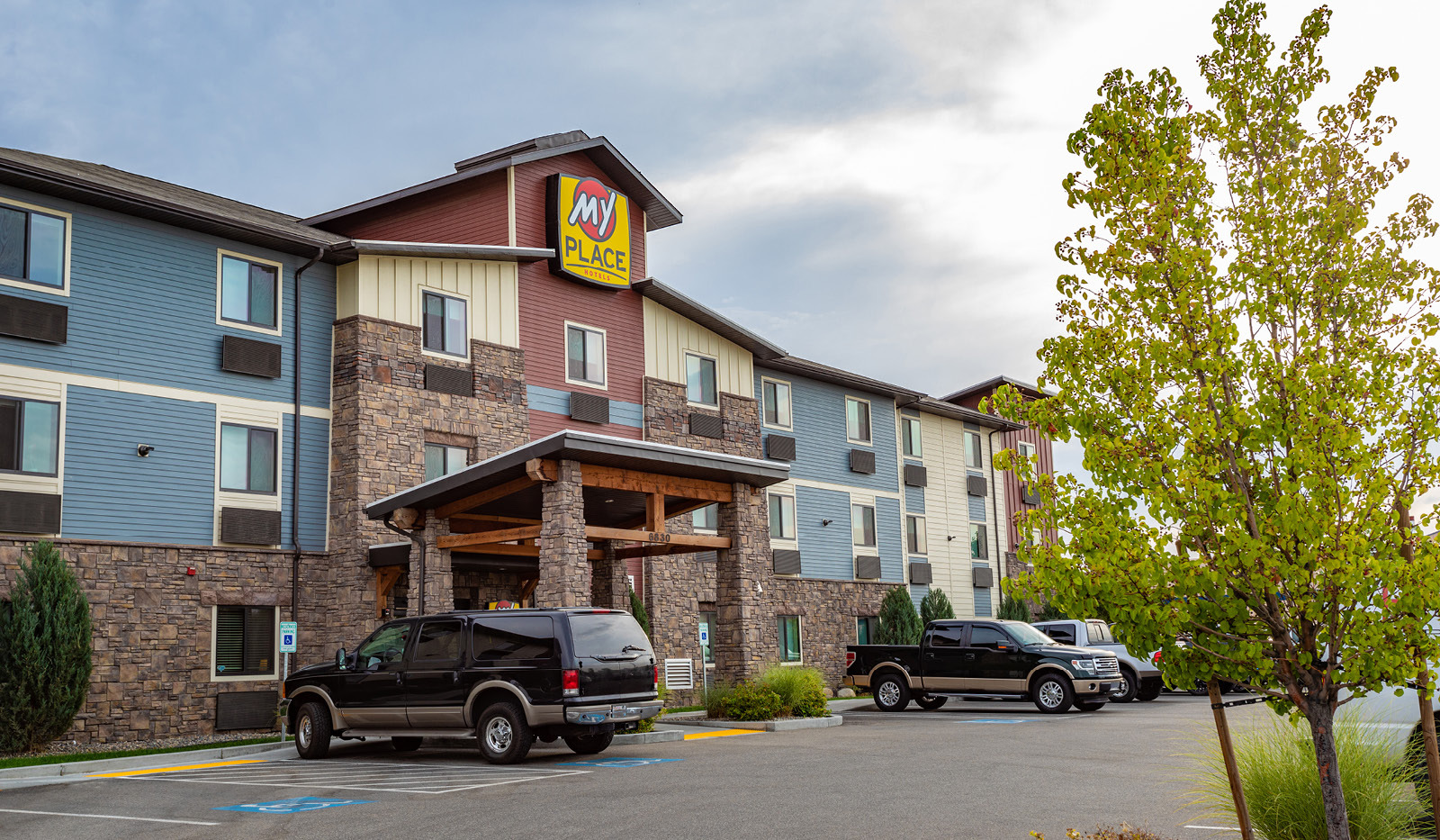 Exterior My Place Hotel-Pasco, WA under a cloudy sky.