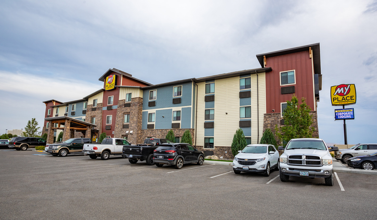 Exterior My Place Hotel-Pasco, WA and parking lot.