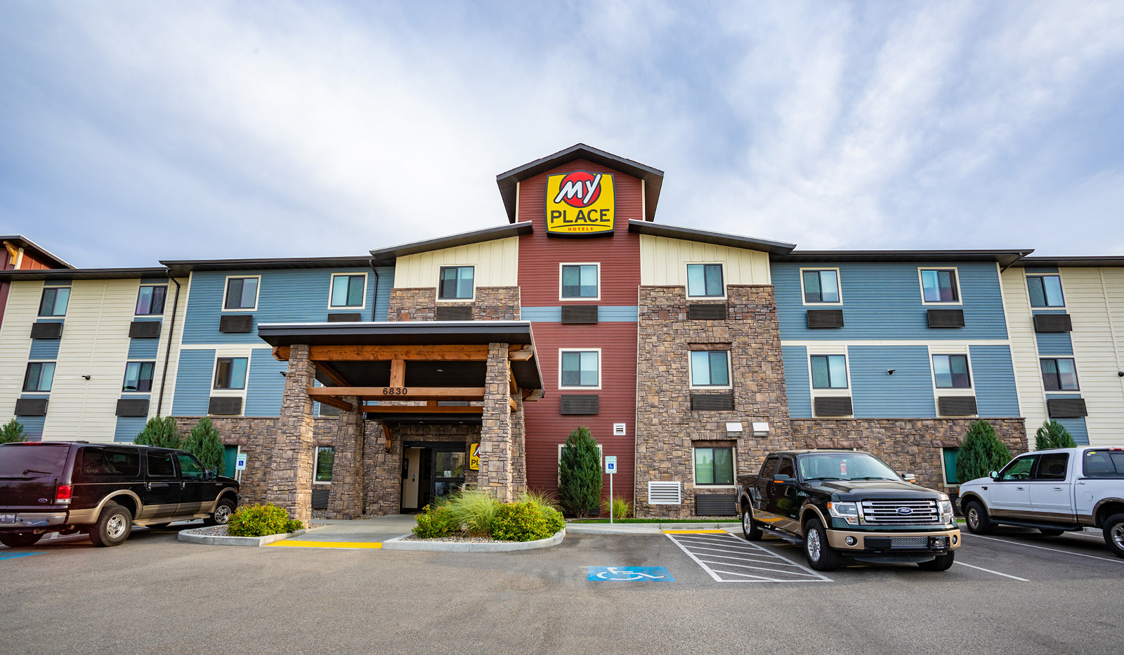 Exterior My Place Hotel-Pasco, WA under a partly cloudy sky.