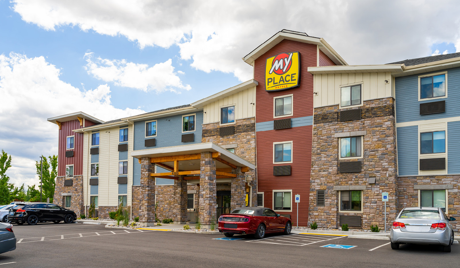 Exterior My Place Hotel-Vancouver, WA under a cloudy sky.