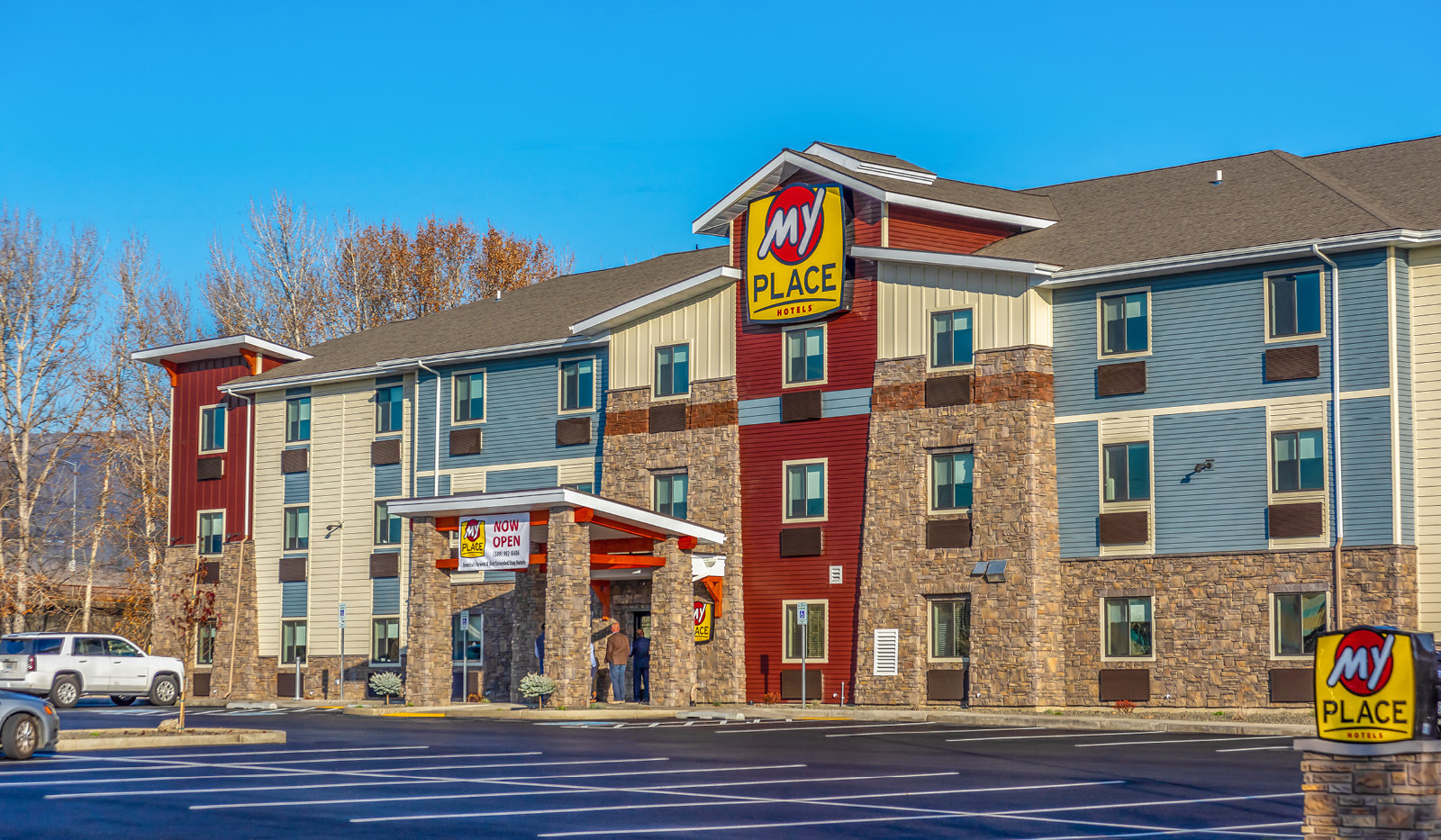 Exterior My Place Hotel-Yakima, WA under a clear blue sky.
