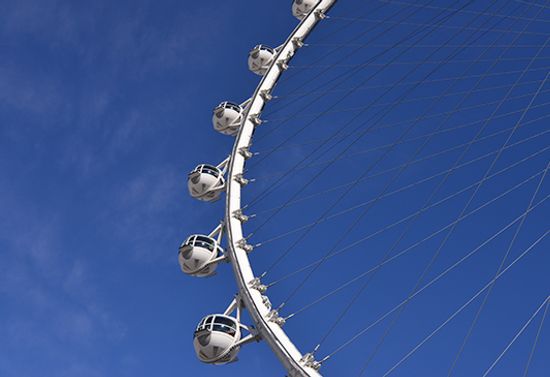 Zoomed in view of Ferris wheel ride.