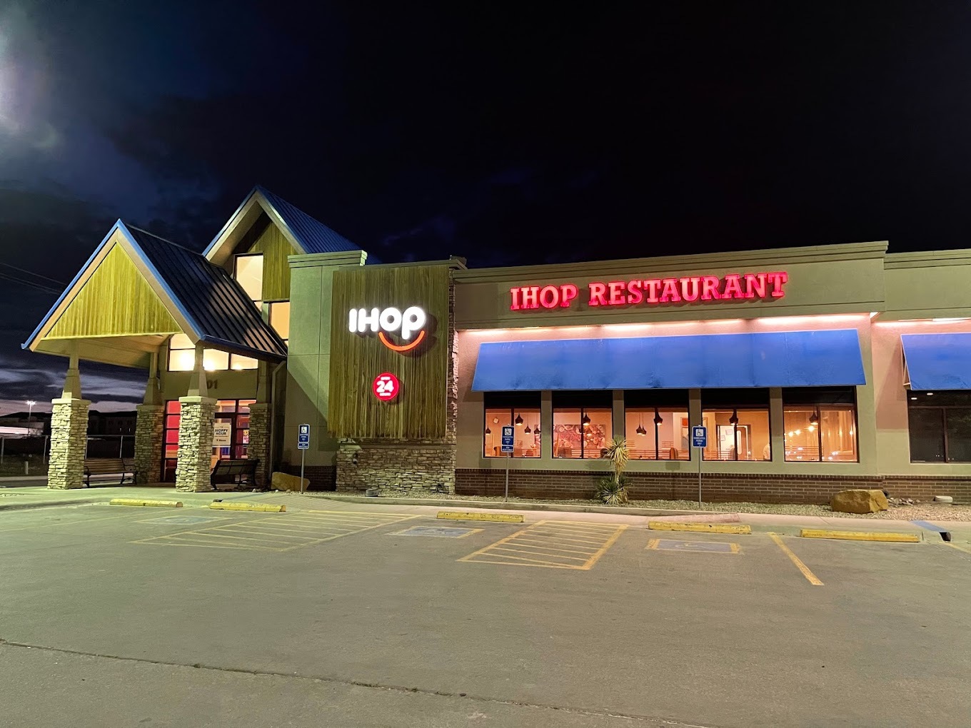 An outside view of a IHOP restaurant lit up at night.